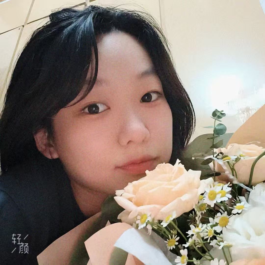 她抱着淡色花束，对镜头微笑